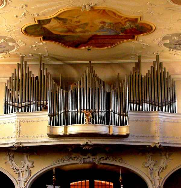 Kirchenorgel mit Fresken