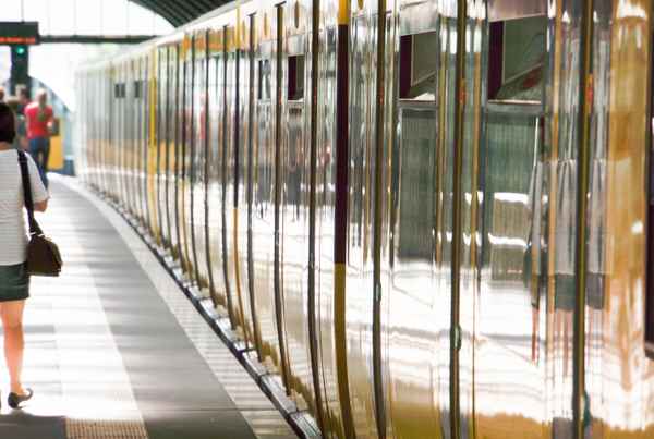 S-Bahn mit Bahnsteig