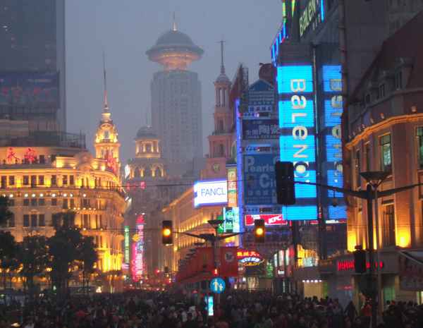 Einkaufsstraße Nanjing Lu in Shanghai
