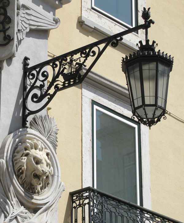 Historische Straßenlaterne (Lissabon)