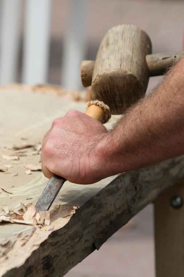 holzkünstler bei der arbeit