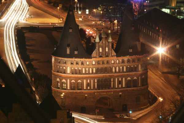 Holstentor in Lübeck bei Nacht