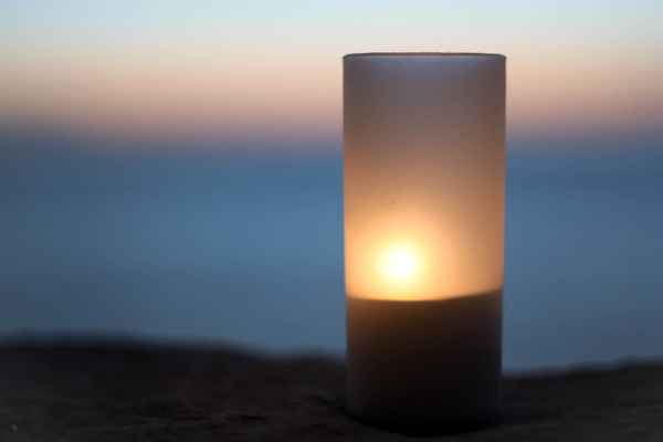 Kerzenschein in der Dämmerung