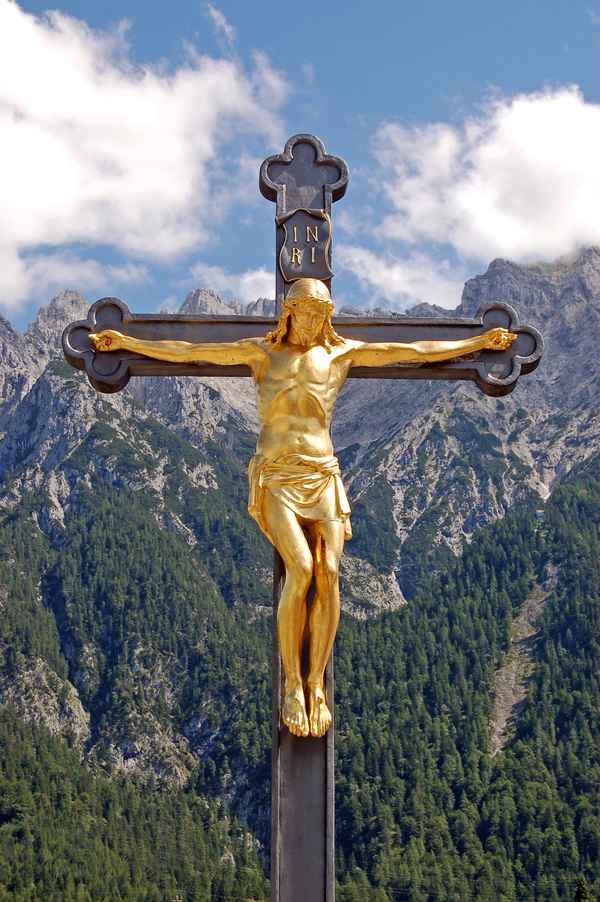 Mittenwald - Kruzifix vor dem Karwendelgebirge