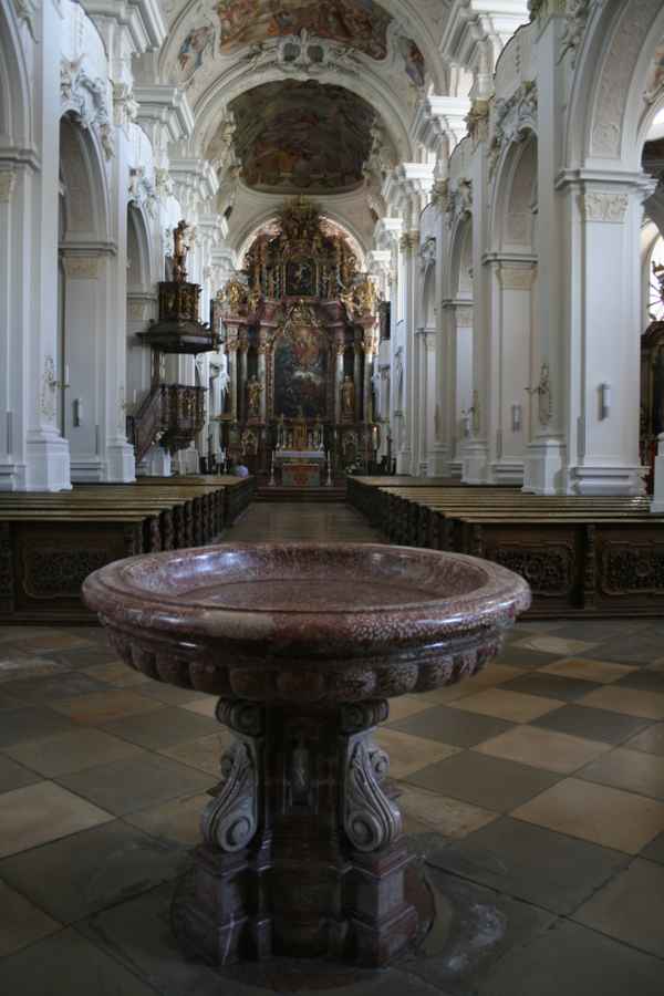 Vom Taufbecken zum Kreuz