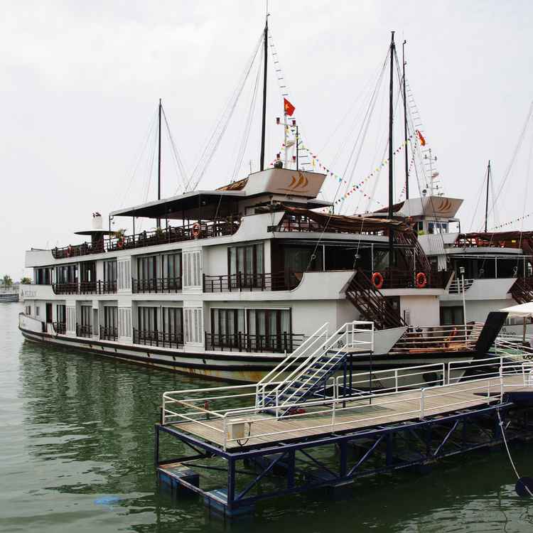 In der Bucht von Halong bei Hanoi