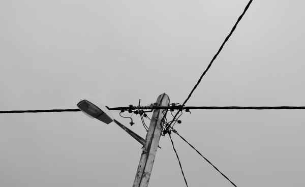 Stromleitungen und Pfahl