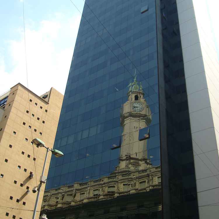 Stein spiegelt in Glas