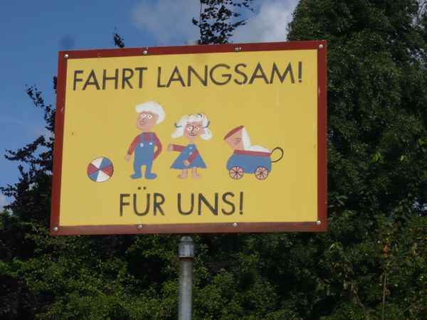 Schild Fahrt Langsam für uns