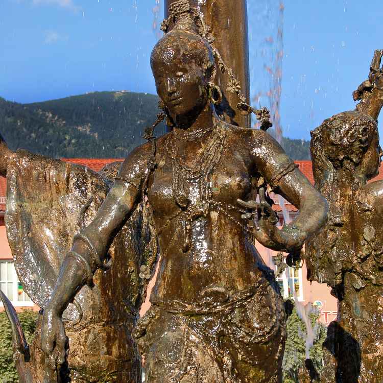 Garmisch-Partenkirchen - Brunnen auf dem Richard-Strauss-Platz - Salomé