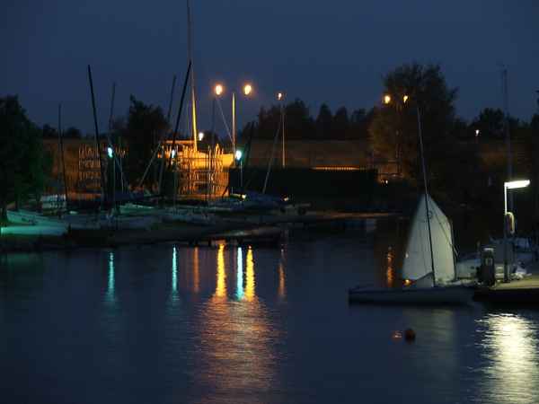 Yachthafen bei nacht
