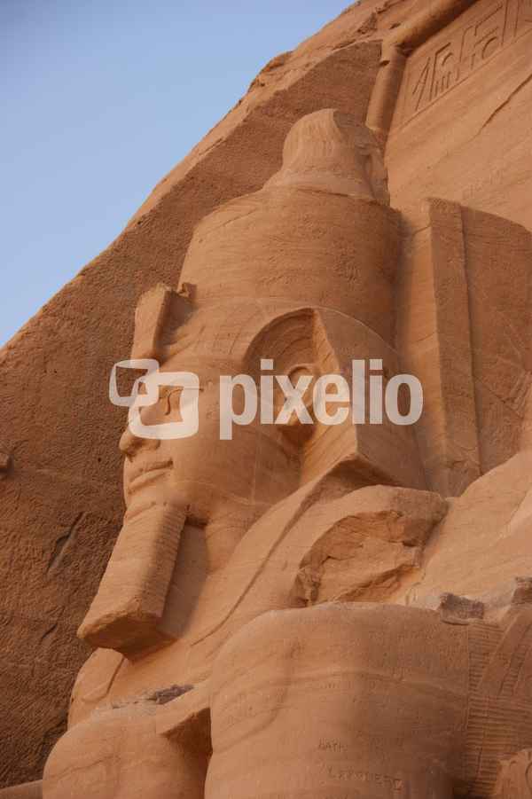 Die ca. 20 Meter hohen Kolossalstatuen des Ramses