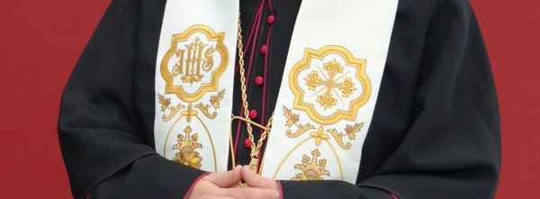 Bischof mit Soutane und Stola