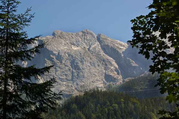 Das Wettersteingebirge vom Eibsee aus gesehen.