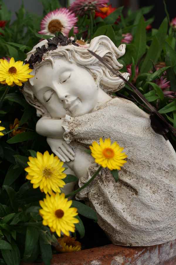 Eine Elfe mit Blumen