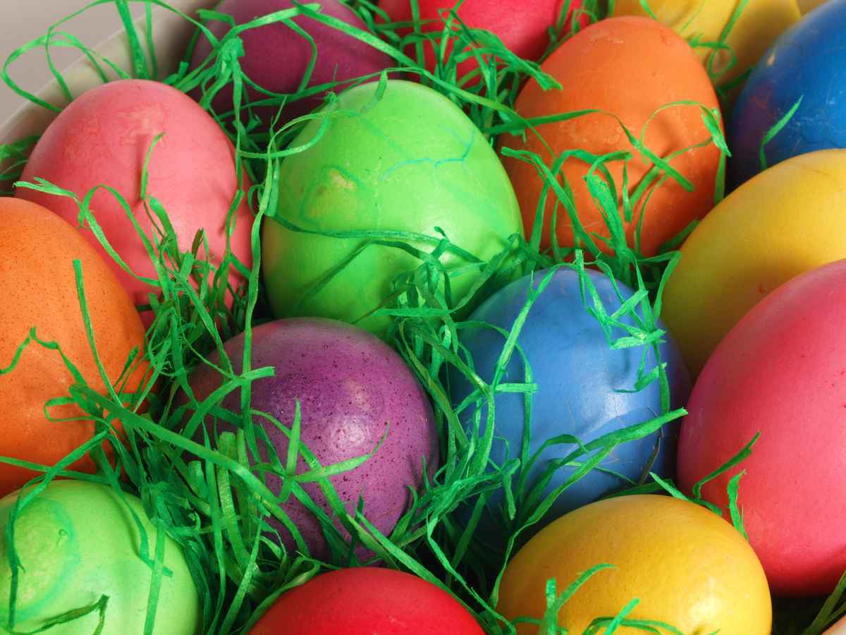 Bunte Eier . . . selbst gefärbt.