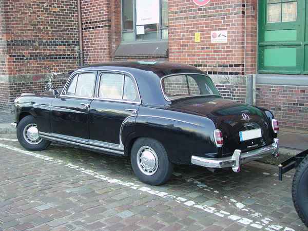 Mercedes-Benz 220 S von hinten