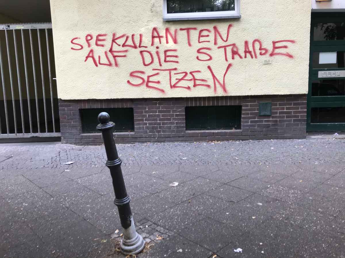 Graffiti: "Spekulanten auf die Straße setzen" / Foto: Alexander Hauk