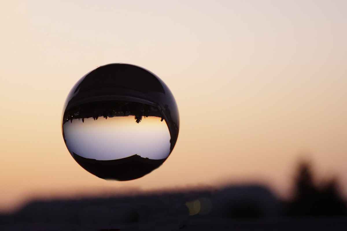 "Schwebende" Glaskugel im Sonnenuntergang
