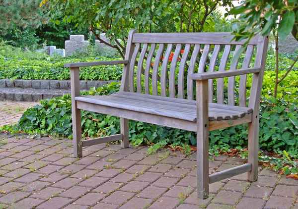 friedhofsbank mit steinkreuzen