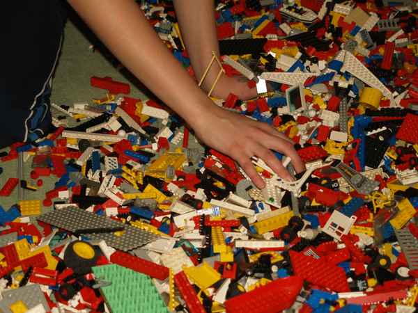 Kinderhände im Spielzeug