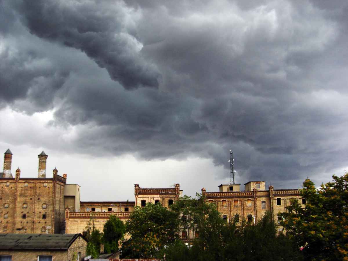 Wolken über der alten Fabrik
