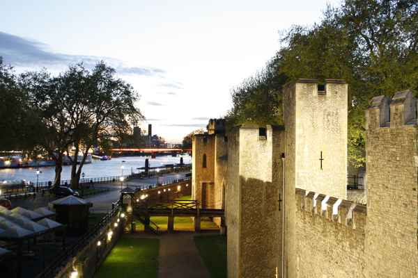 ein Teil der Mauer vom "Tower of London" in der Abendsonne