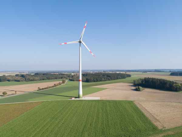 Luftaufnahme der Windkraftanlage