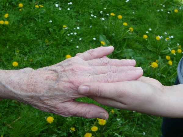 alte Hand und junge Hand
