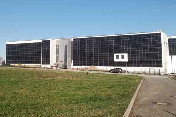 PV Anlage an Fabrik Fassade