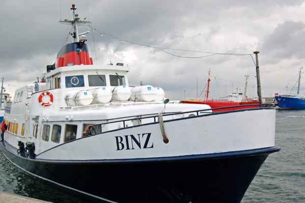 Ausflugsschiff »Binz« beim Anlegevorgang im Hafen von Sassnitz.