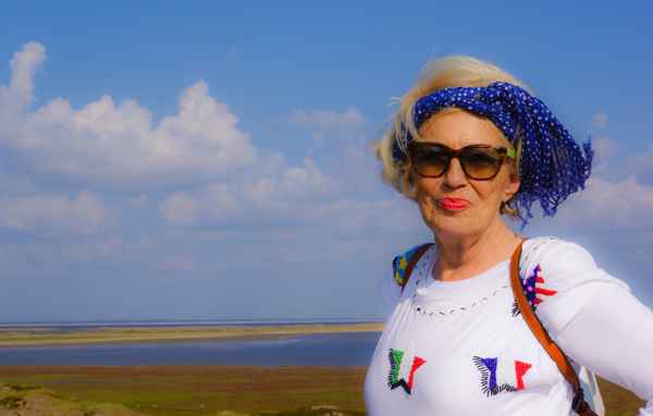 Seniorin genießt Urlaub am Meer