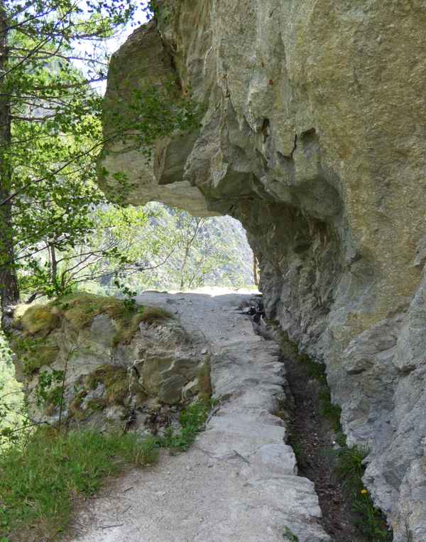 Auf schmalem Weg der Suone entlang