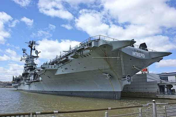 Flugzeugträger am Kai