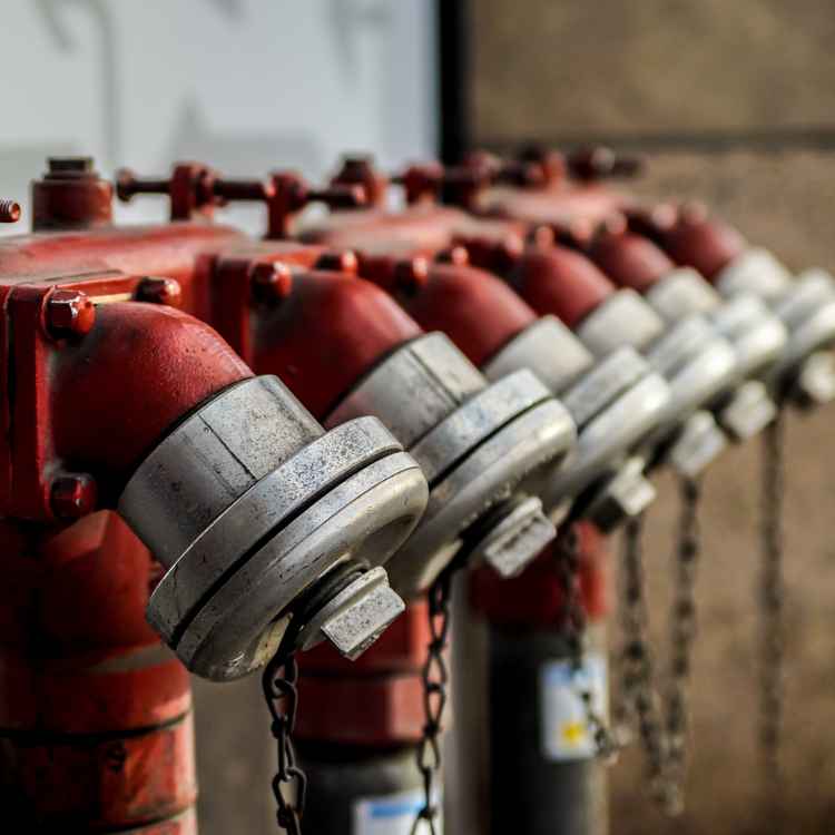 Hydranten in Reih und Glied