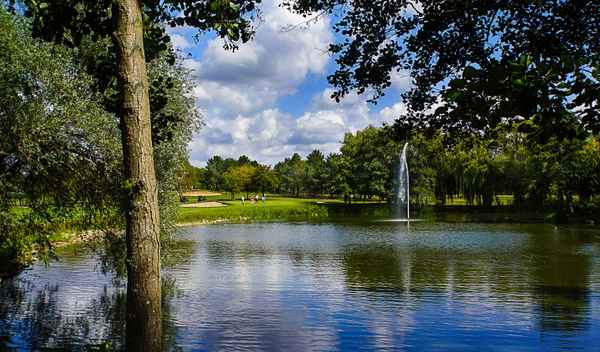 Golfspieler mit Wasserhindernis