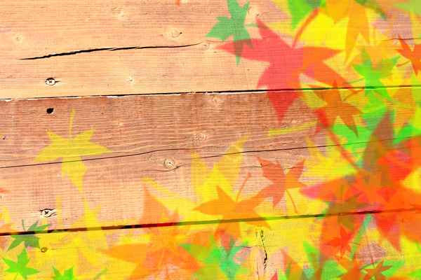 Herbstblätter auf Holzplatte