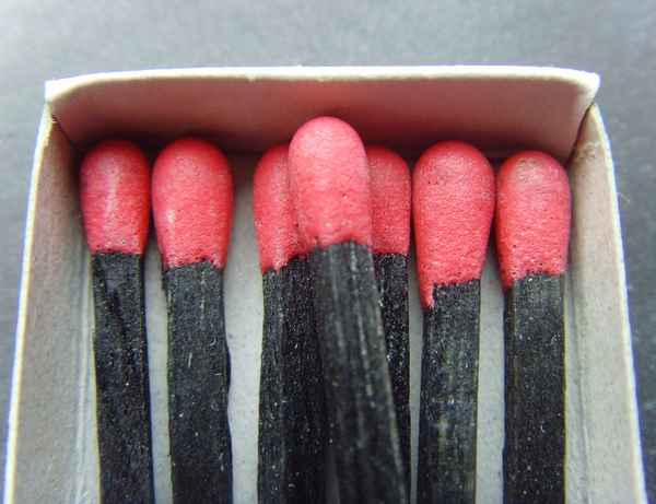 Zündhölzchens Farben -   rot/schwarz