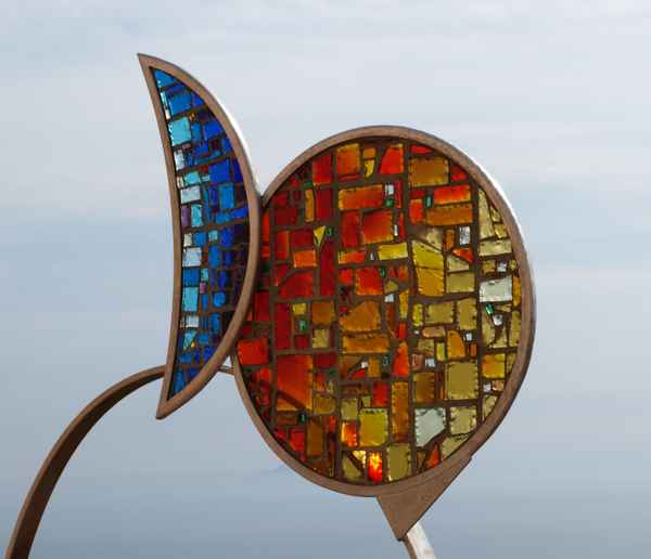 Mosaikfisch in der Luft