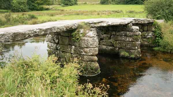 Steinzeitliche Brücke im Dartmoor