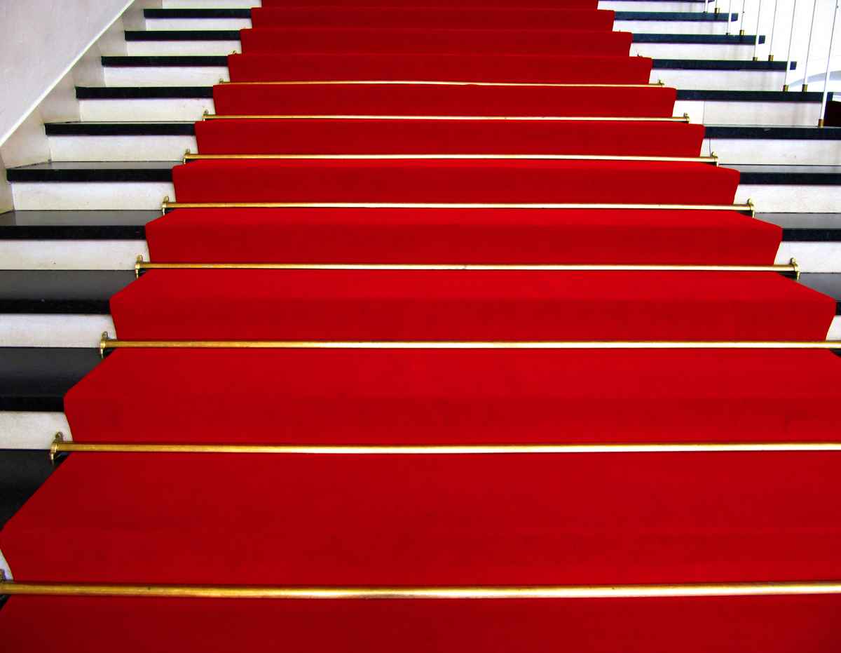 Treppe mit rotem Teppich