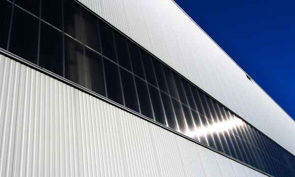 Industriehalle mit Lichtband