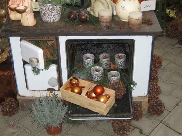 Urgroßmutters Ofen weihnachtlich dekoriert