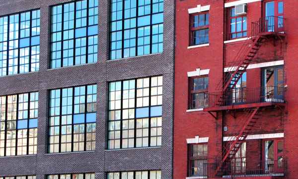 Fassaden-Kontraste in Chelsea, Manhattan