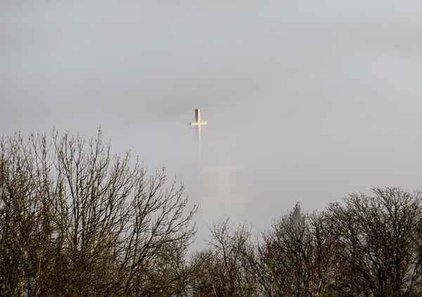 Kirchenkreuz im Nebel