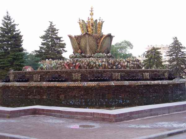 Brunnen in der ehemaligen sowjetische Volkswirtschafts-Ausstellung in Moskau