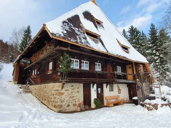 Schwarzwaldhof im Schnee