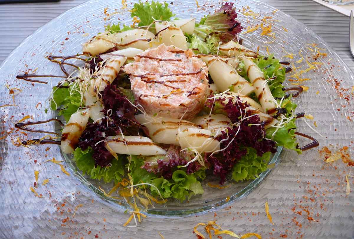 Tartar vom Rauchlachs mit Spargelsalat