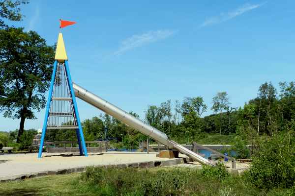 Rutsche am Wasserspielplatz in Duisburg-Wedau