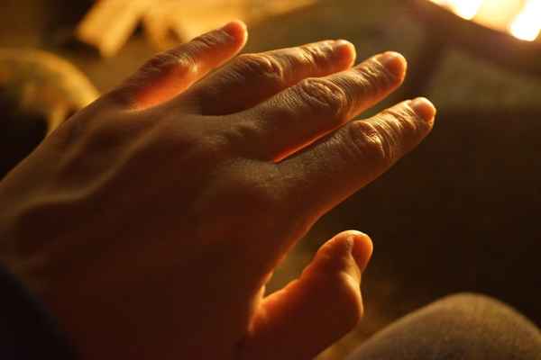 Die Hand im (am) Feuer